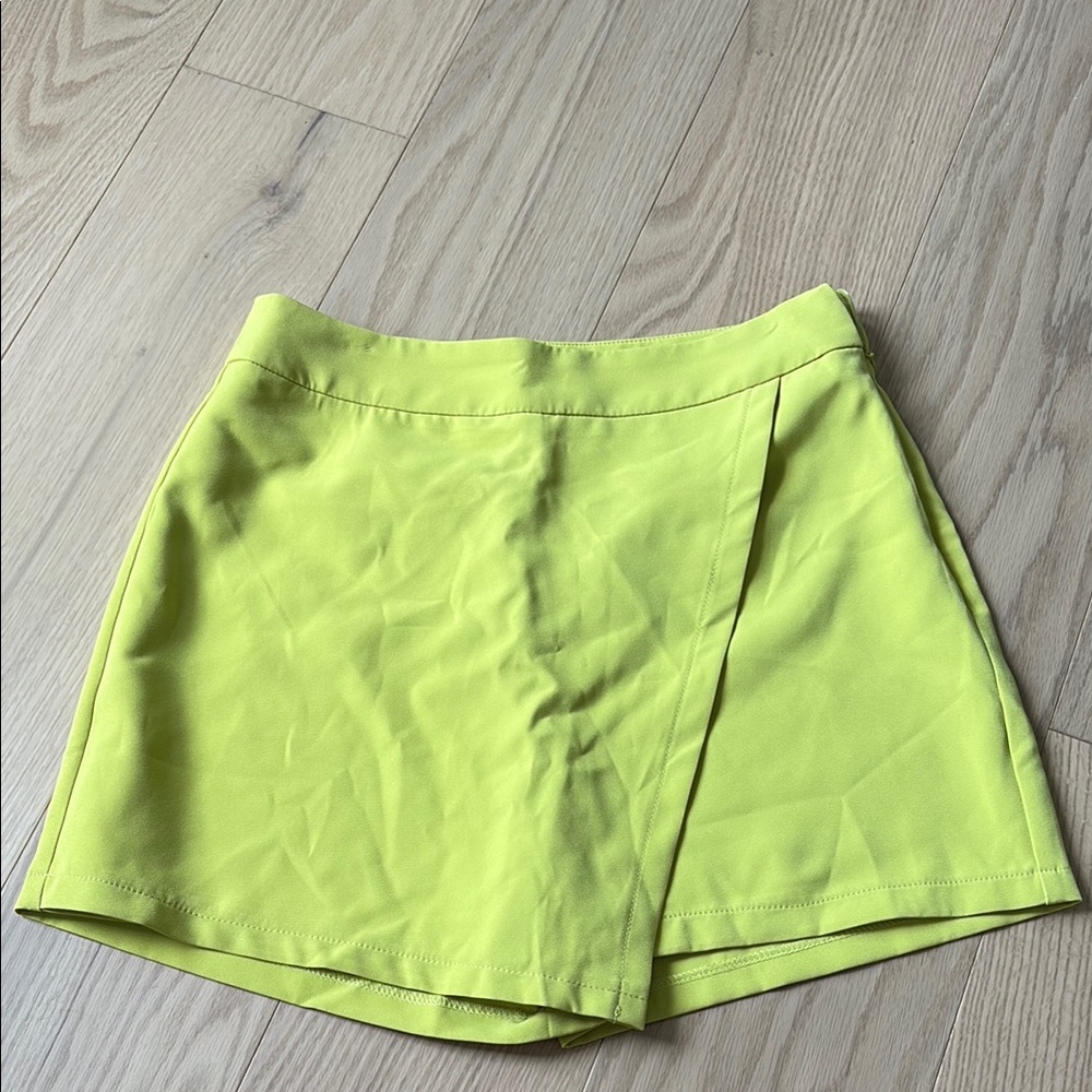 NWT Sincerely Jules Chartreuse Skort